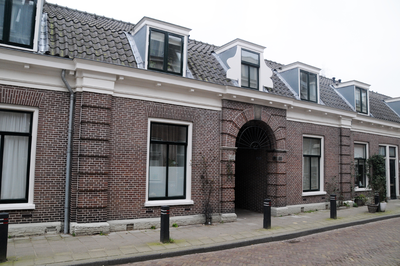 913249 Gezicht op de huizen Goedestraat 24 en 26 te Utrecht, met daartussen de toegangspoort naar het hofje achter deze ...